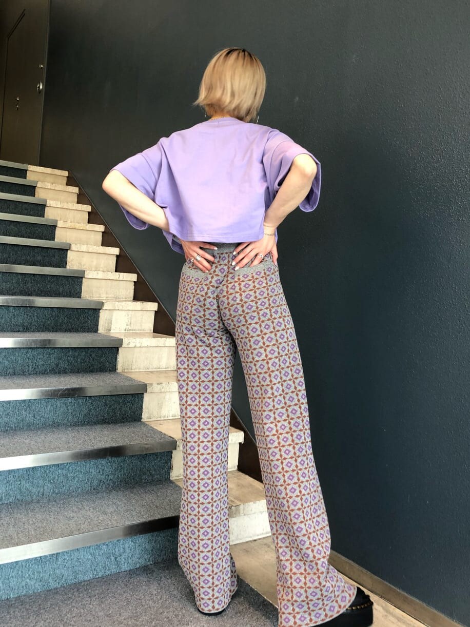 パープル系のTシャツ/カットソー、ブラック系のキャミソール、グレー系のその他パンツを着用したレディースの夏コーディネートの4枚目の写真