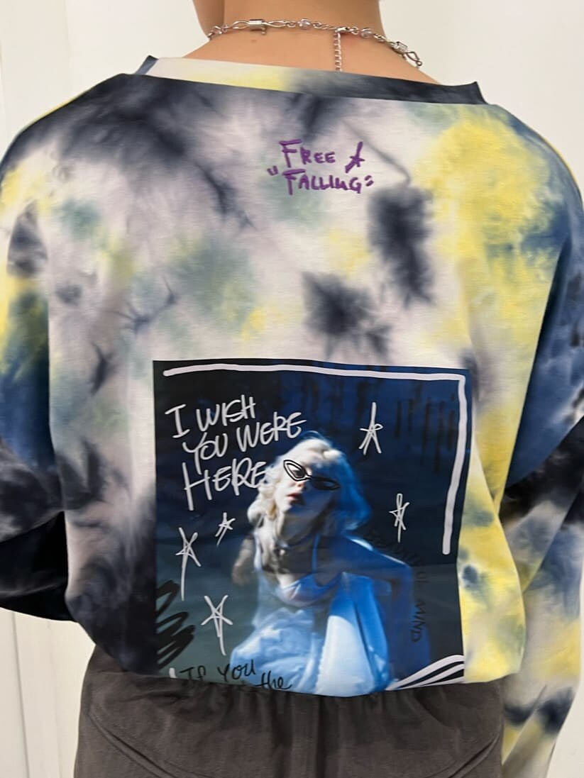 ブラック系のブーツ、ブルー系のTシャツ/カットソー、グレー系のその他パンツを着用したレディースの夏コーディネートの8枚目の写真