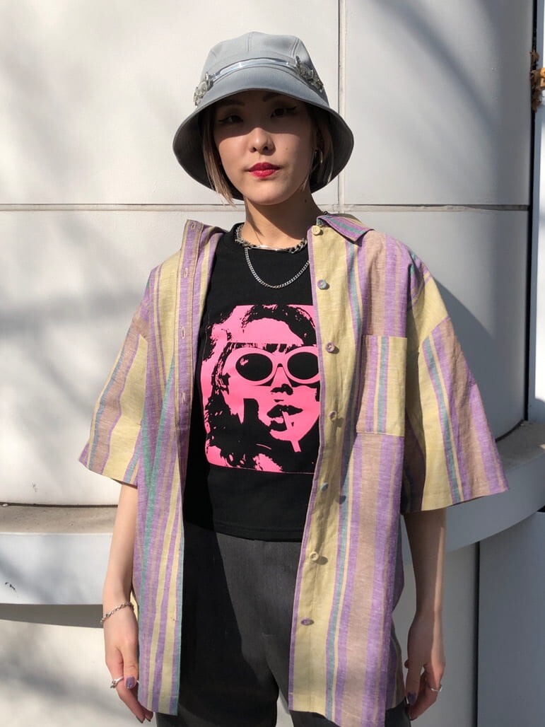 ブラック系のキャミソール、ブラック系のTシャツ/カットソー、イエロー系のシャツ/ブラウスを着用したレディースの夏コーディネートの6枚目の写真