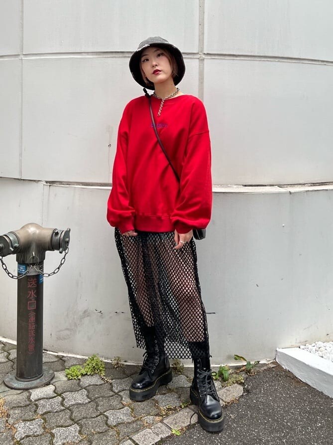 ブルー系のデニムパンツ、ブラック系のその他シューズ、ブラック系のワンピースを着用したレディースの夏コーディネートの2枚目の写真