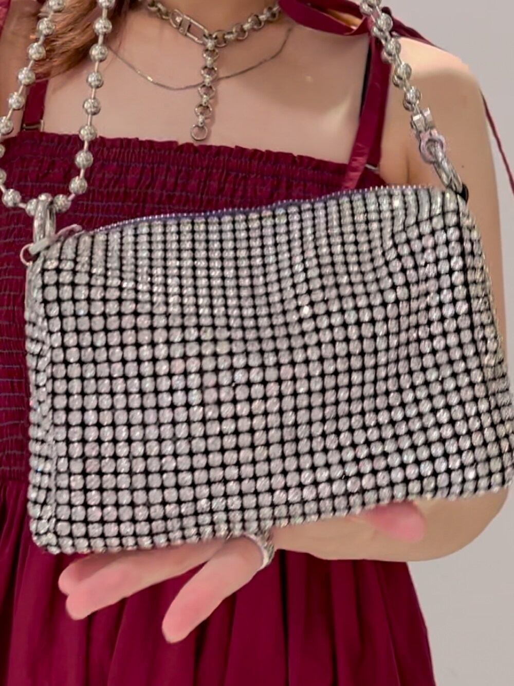 レッド系のワンピース、ホワイト系のショルダーバッグ、パープル系のスニーカーを着用したレディースの夏コーディネートの7枚目の写真