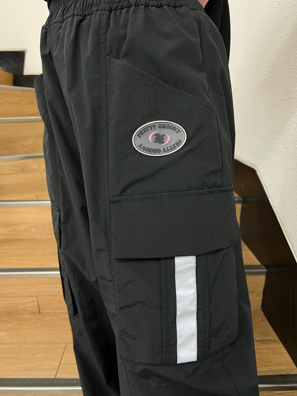 ブラック系のカーゴパンツ、ブラック系のシャツ/ブラウス、ホワイト系のハットを着用したレディースの春コーディネートの9枚目の写真