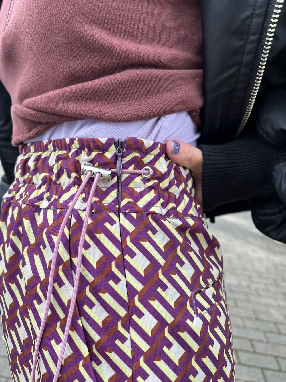 ブラック系のその他アウター、ブラウン系のスウェット、ブラウン系のその他パンツを着用したレディースの冬コーディネートの7枚目の写真