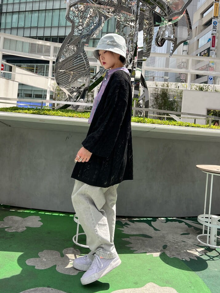 その他のシャツ/ブラウス、ブラック系のカーディガン/ボレロ、その他のベルトを着用したレディースの春コーディネートの2枚目の写真