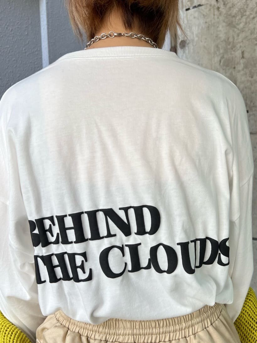 ブラック系のカーディガン/ボレロ、ホワイト系のカーゴパンツ、ホワイト系のTシャツ/カットソーを着用したレディースの秋コーディネートの8枚目の写真