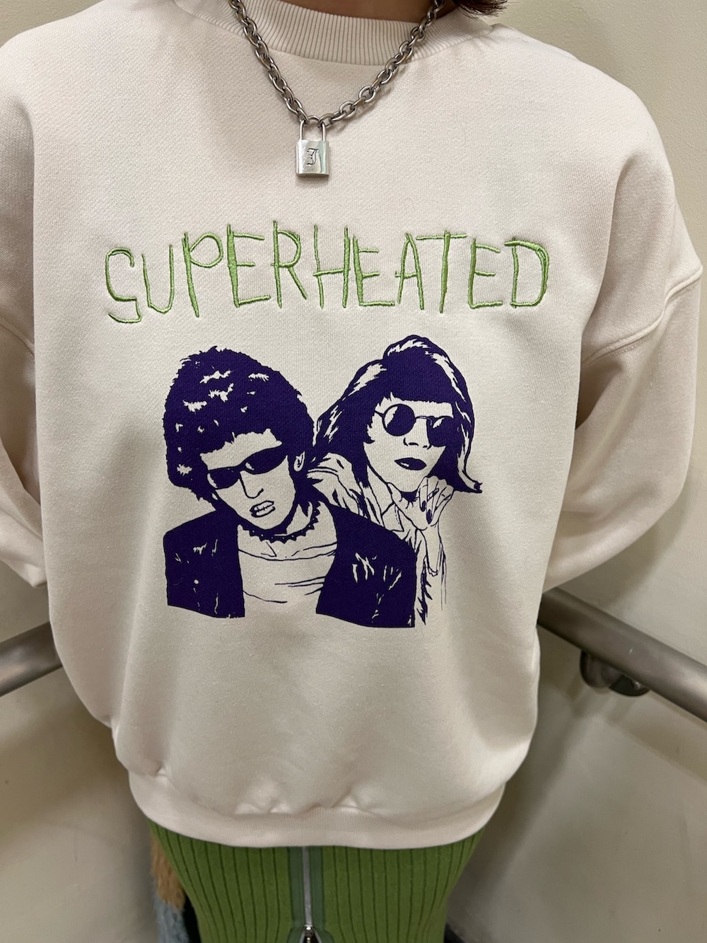 その他のベスト、ホワイト系のニット/セーター、グリーン系のスカートを着用したレディースの冬コーディネートの7枚目の写真