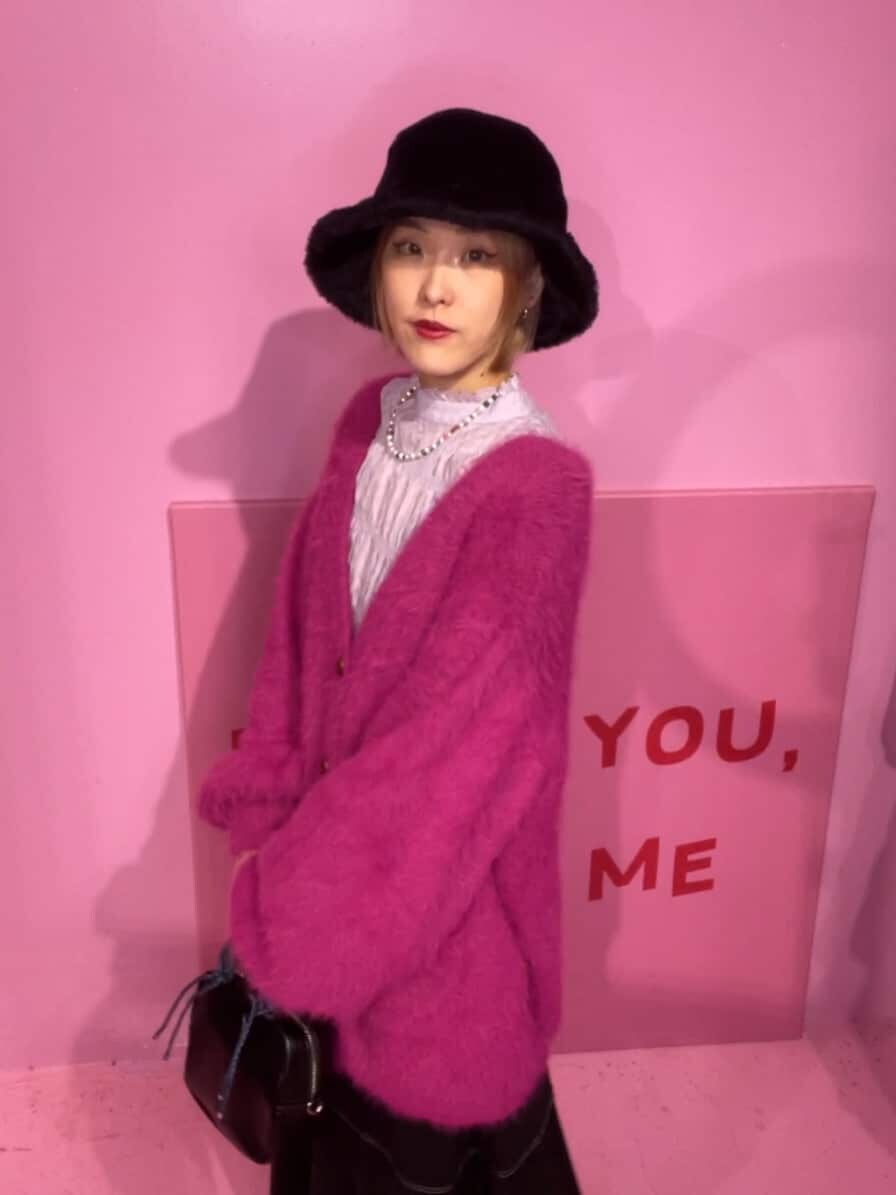 ブラック系のワンピース、パープル系のシャツ/ブラウス、ピンク系のカーディガン/ボレロを着用したレディースの秋コーディネートの3枚目の写真