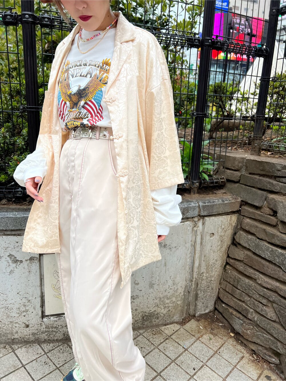 ホワイト系のスラックス、ホワイト系のシャツ/ブラウス、ホワイト系のTシャツ/カットソーを着用したレディースの春コーディネートの7枚目の写真