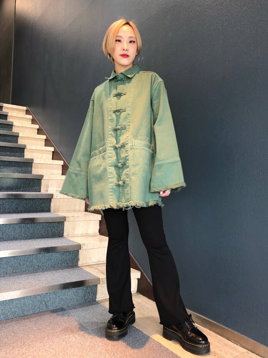 ベージュ系のデニムジャケット、ブラック系のその他パンツ、ホワイト系のTシャツ/カットソーを着用したレディースの春コーディネートの2枚目の写真