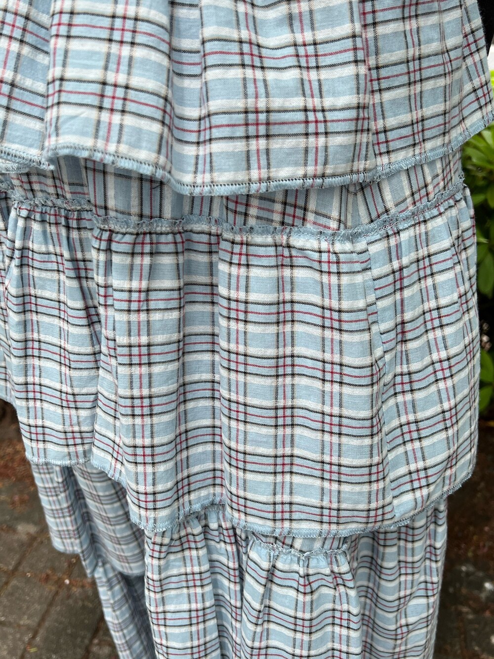 ブラック系のTシャツ/カットソー、ブラック系のベスト、ブラック系のハンドバッグを着用したレディースの夏コーディネートの9枚目の写真