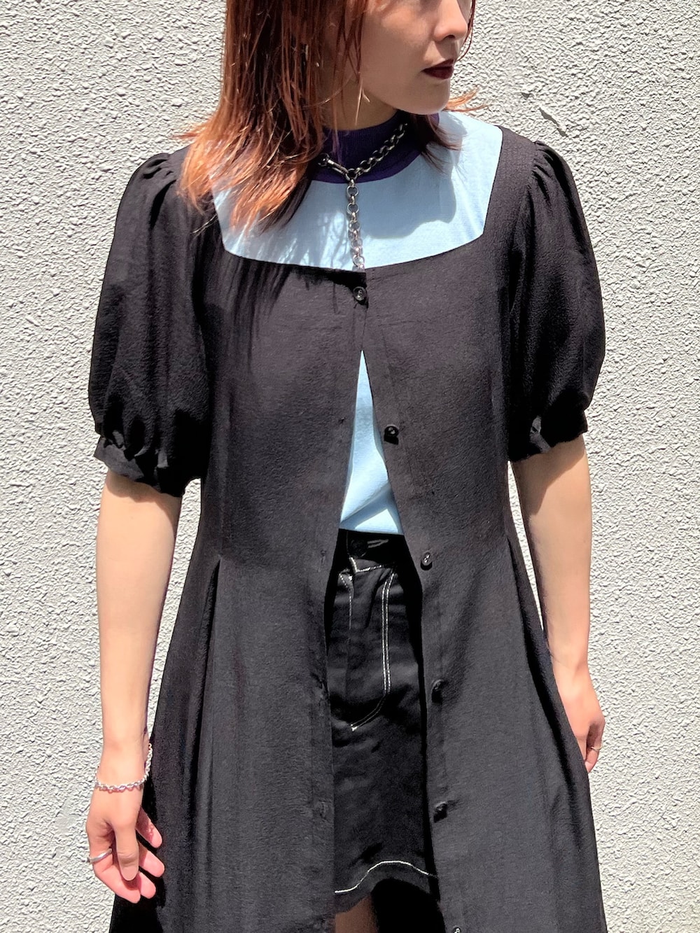 ブラック系のワンピース、ブラック系のその他パンツ、ブラック系のブーツを着用したレディースの夏コーディネートの6枚目の写真