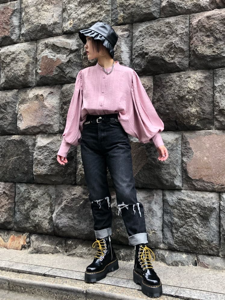 ブラック系のデニムパンツ、ピンク系のシャツ/ブラウス、ブラック系のベルトを着用したレディースの秋コーディネートの3枚目の写真