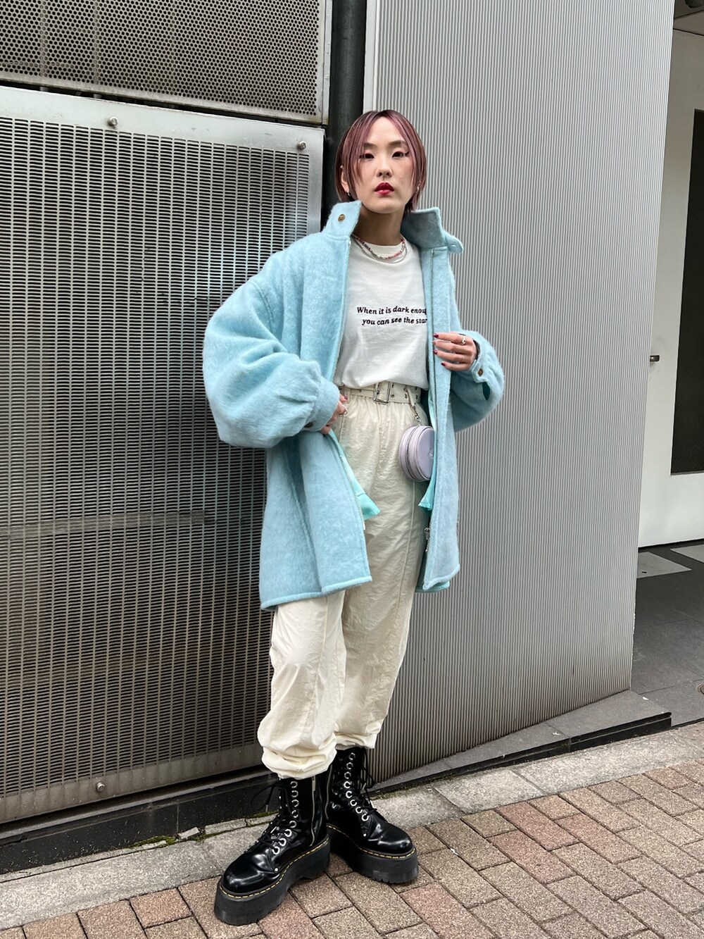 ブルー系のその他アウター、ホワイト系のその他パンツ、ブラック系のブーツを着用したレディースの秋コーディネートの5枚目の写真