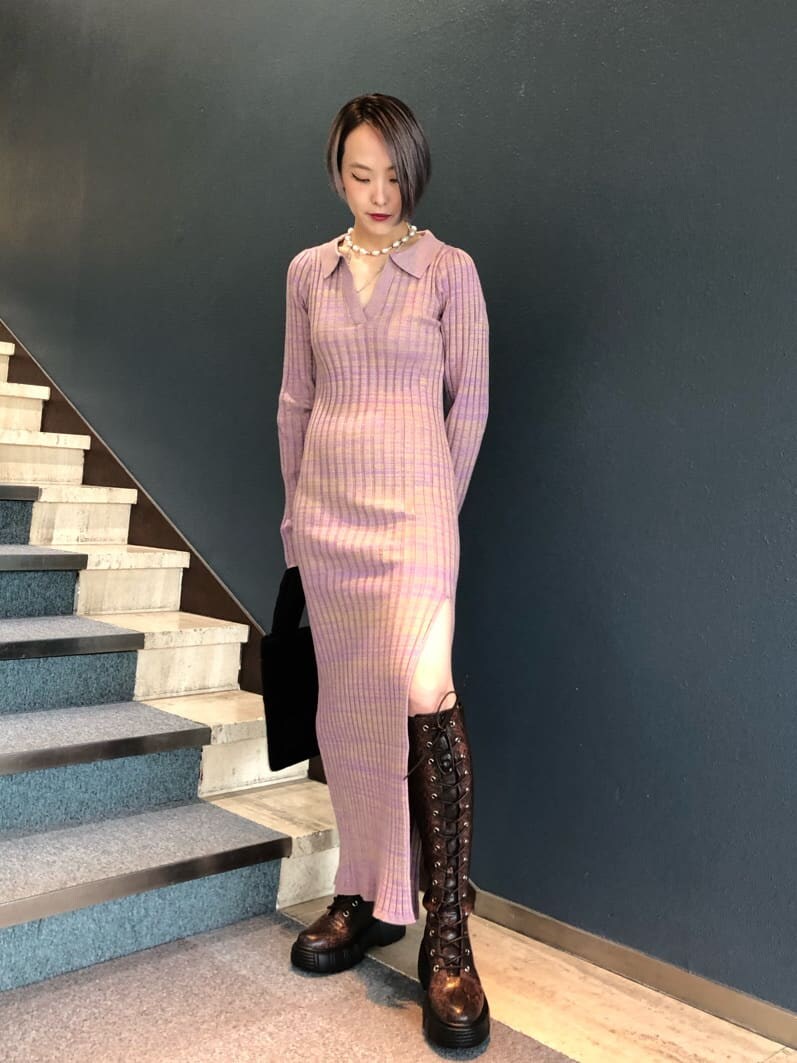 ブラウン系のブーツ、ホワイト系のデニムジャケット、パープル系のワンピースを着用したレディースの夏コーディネートの3枚目の写真