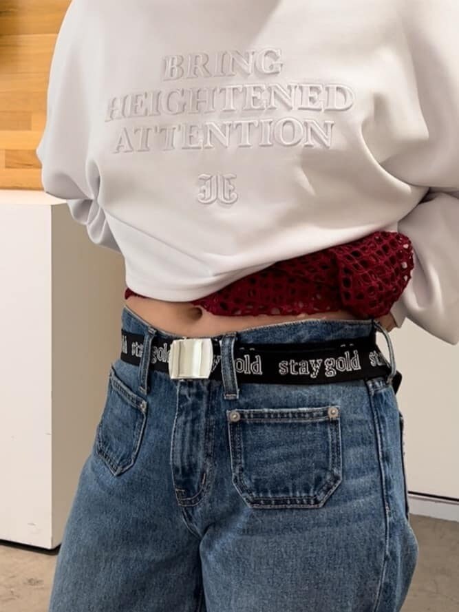 ブラック系のその他シューズ、ブルー系のデニムパンツ、レッド系のTシャツ/カットソーを着用したレディースの秋コーディネートの9枚目の写真