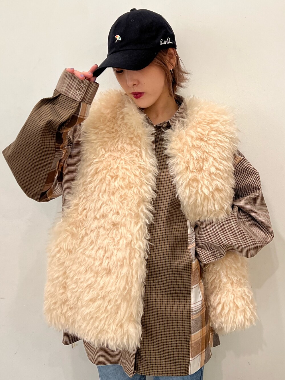 ベージュ系のシャツ/ブラウス、ホワイト系のモッズコート、ブルー系のデニムパンツを着用したレディースの秋コーディネートの5枚目の写真