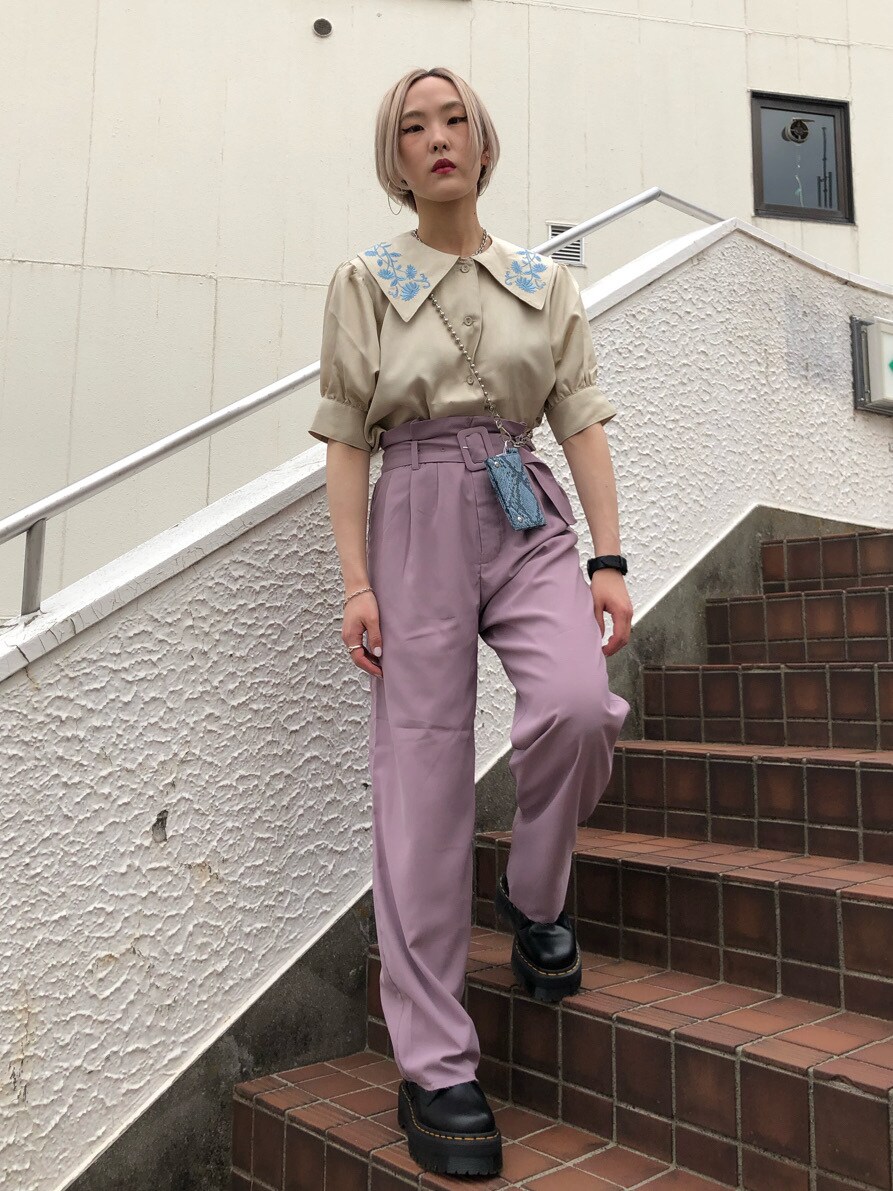 ホワイト系のシャツ/ブラウス、パープル系のその他パンツ、その他の財布を着用したレディースの春コーディネートの3枚目の写真