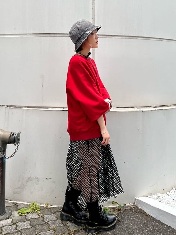 ブルー系のデニムパンツ、ブラック系のその他シューズ、ブラック系のワンピースを着用したレディースの夏コーディネートの3枚目の写真