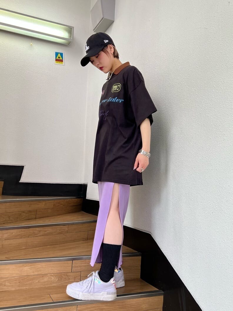ブラック系のTシャツ/カットソー、パープル系のワンピース、ブラック系のキャップを着用したレディースの夏コーディネートの2枚目の写真