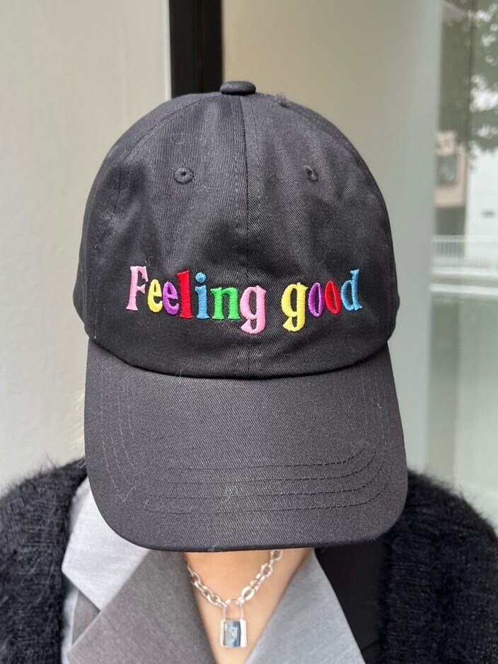 ブラック系のブーツ、ブラック系のその他アウター、ブラック系のその他パンツを着用したレディースの秋コーディネートの8枚目の写真