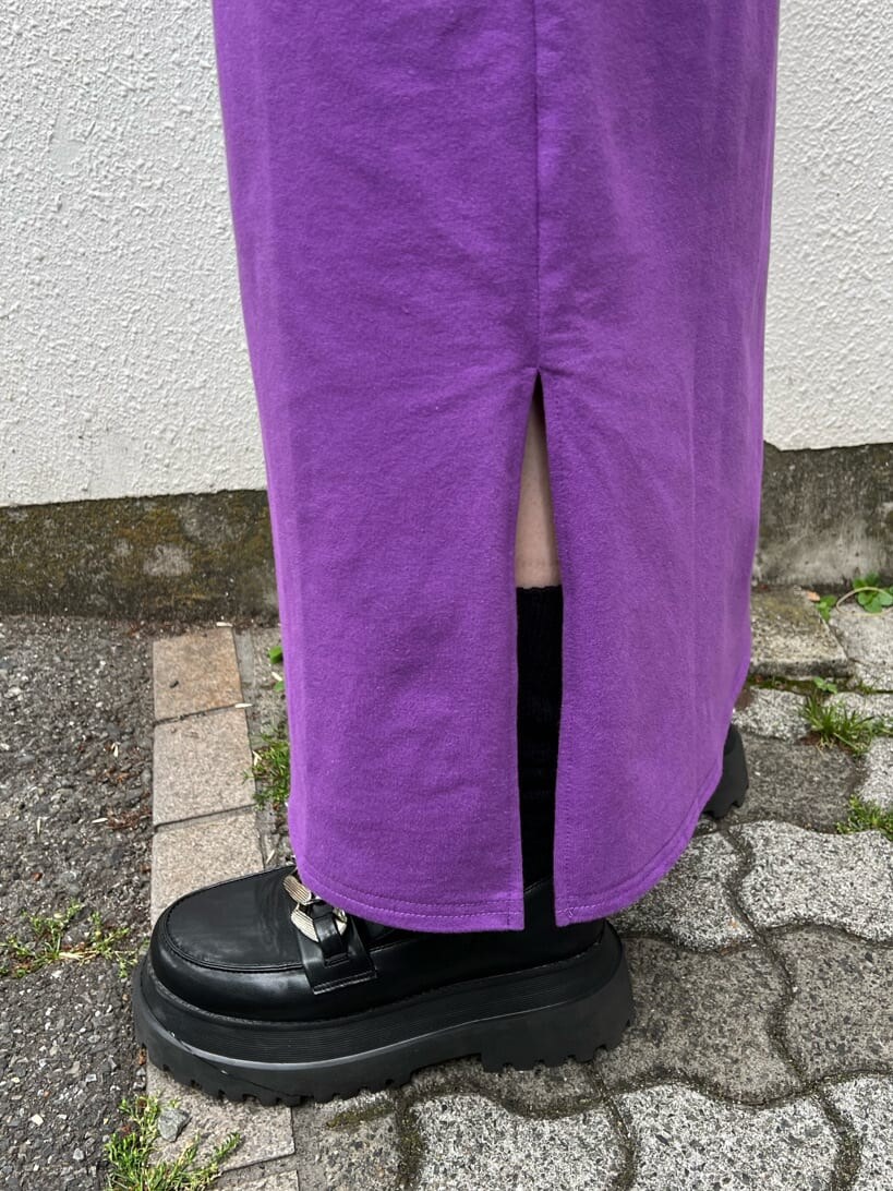 パープル系のワンピース、ブラック系のローファー、ブラック系のキャップを着用したレディースの春コーディネートの7枚目の写真