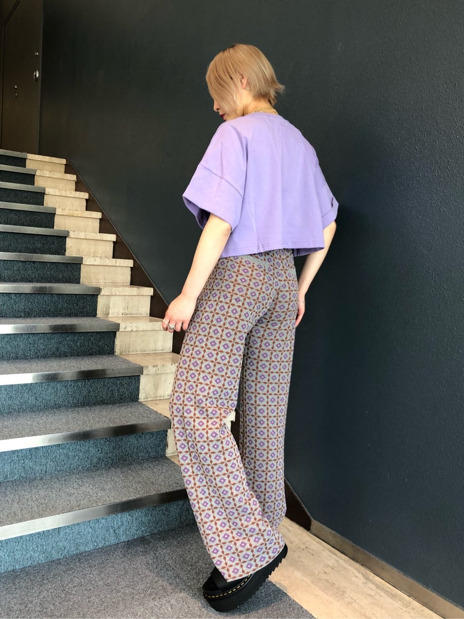 パープル系のTシャツ/カットソー、ブラック系のキャミソール、グレー系のその他パンツを着用したレディースの夏コーディネートの3枚目の写真