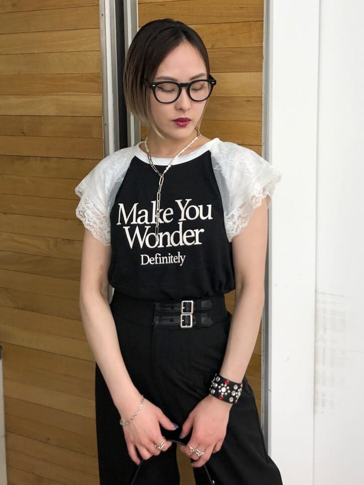 ブラック系のTシャツ/カットソー、ブラック系のハンドバッグ、ブラック系のその他パンツを着用したレディースの夏コーディネートの6枚目の写真