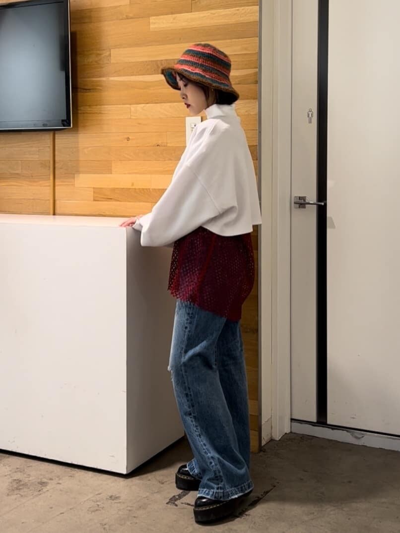 ブラック系のその他シューズ、ブルー系のデニムパンツ、レッド系のTシャツ/カットソーを着用したレディースの秋コーディネートの3枚目の写真