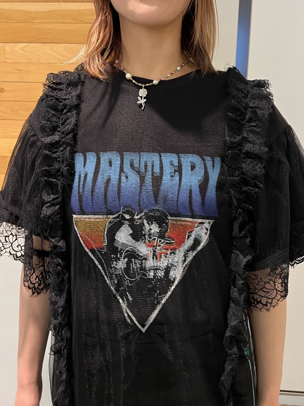 ブラック系のワンピース、ブラック系のスカートを着用したレディースの春コーディネートの7枚目の写真