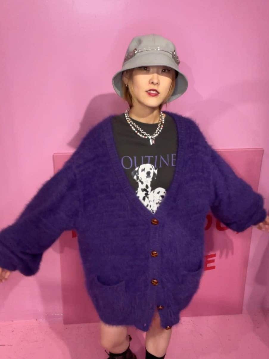 ブラック系のデニムパンツ、ブラック系のデニムパンツ、ブラック系のその他シューズを着用したレディースの秋コーディネートの2枚目の写真