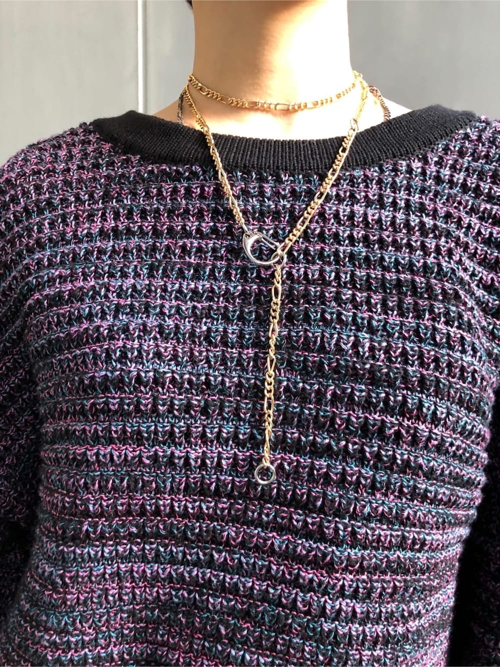 ブラック系のブーツ、ブラック系のデニムパンツ、ブラック系のショルダーバッグを着用したレディースの春コーディネートの6枚目の写真