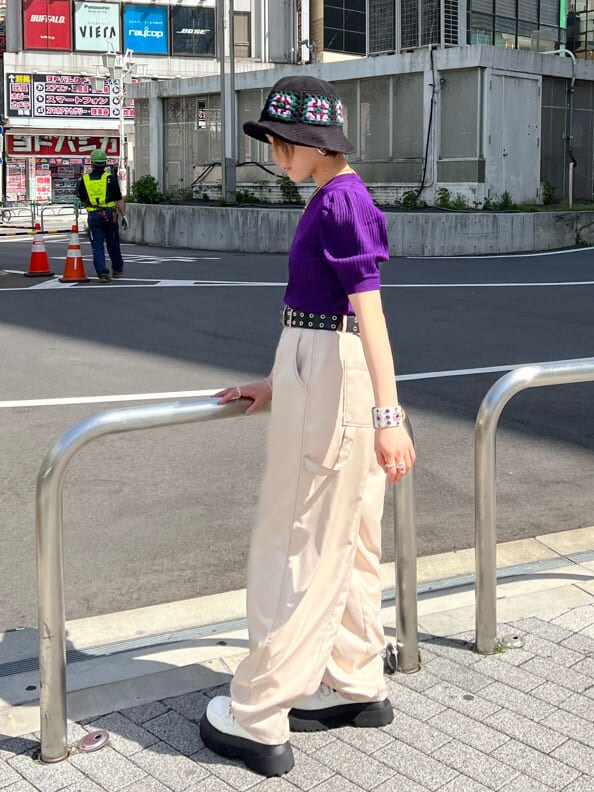 ホワイト系のスラックス、ホワイト系のその他シューズ、ホワイト系のキャミソールを着用したレディースの春コーディネートの3枚目の写真