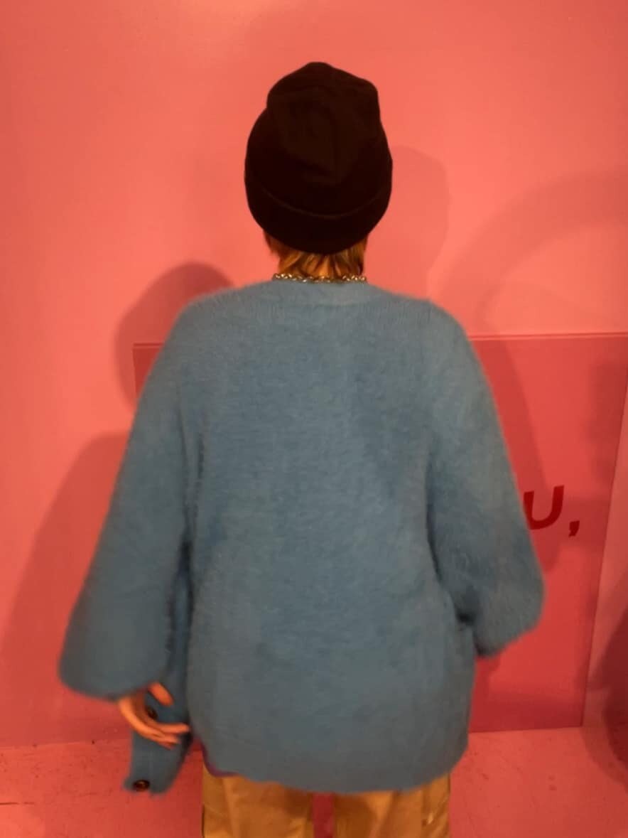 ホワイト系のカーゴパンツ、ブルー系のカーディガン/ボレロ、パープル系のTシャツ/カットソーを着用したレディースの秋コーディネートの5枚目の写真