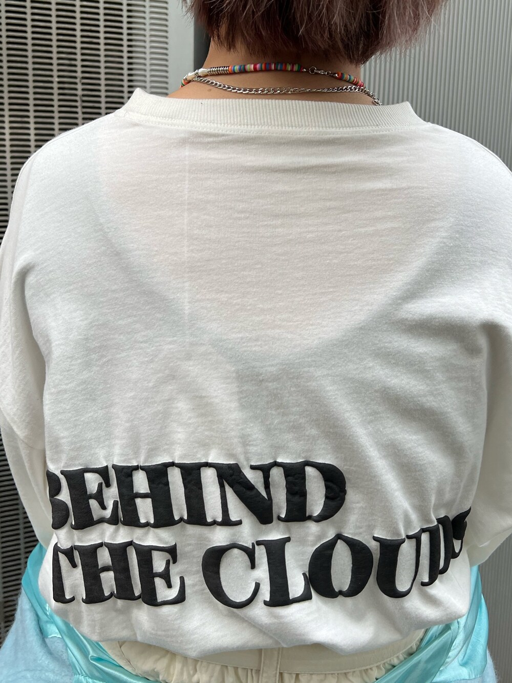 ブルー系のその他アウター、ホワイト系のその他パンツ、ブラック系のブーツを着用したレディースの秋コーディネートの7枚目の写真