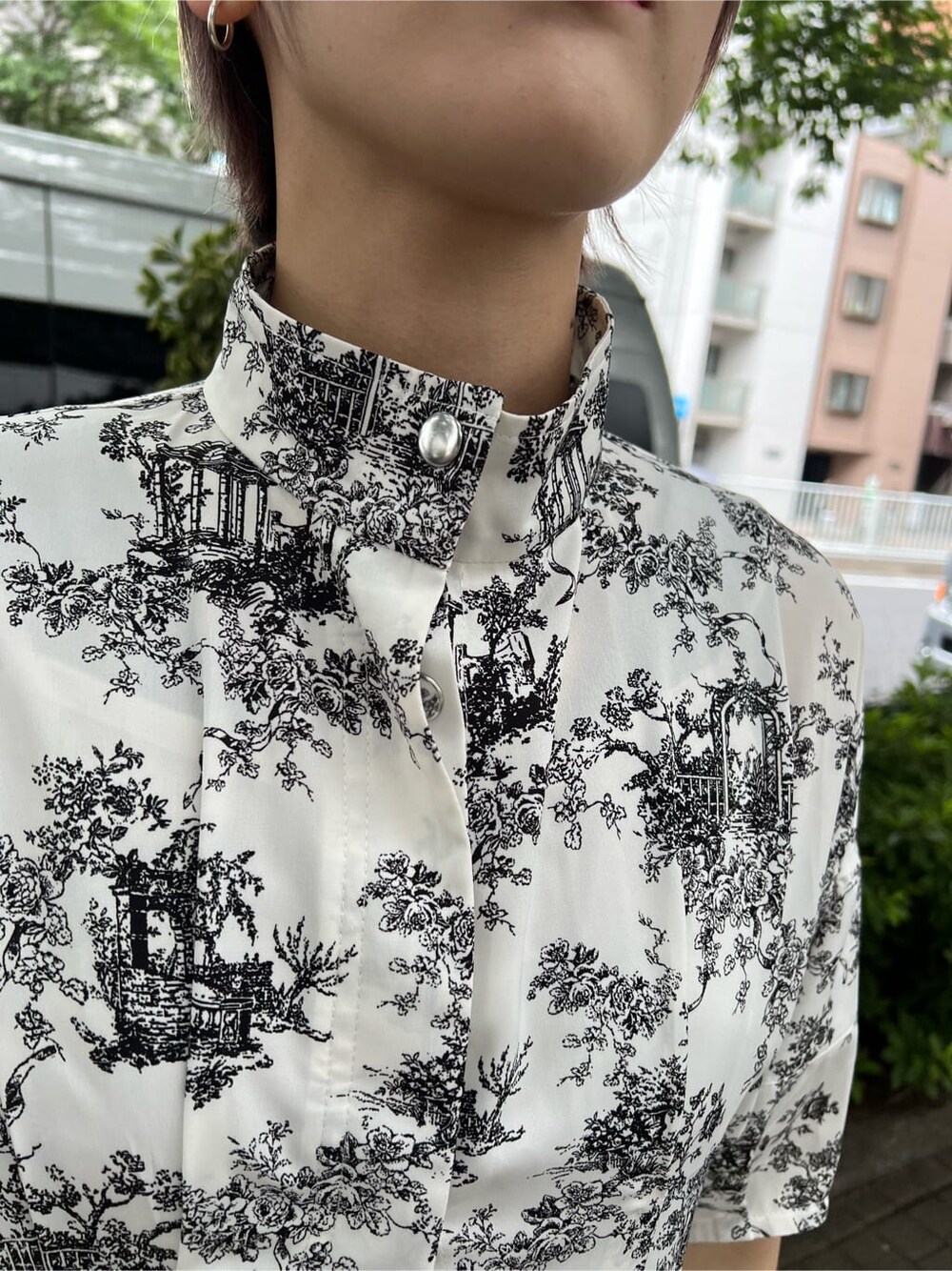 ブラック系のその他シューズ、ホワイト系のワンピース、ブラック系のキャップを着用したレディースの夏コーディネートの6枚目の写真