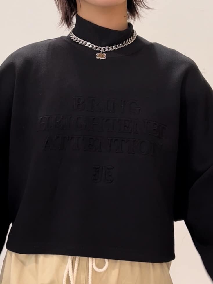 パープル系のカーディガン/ボレロ、ホワイト系のカーゴパンツ、ブラック系のスウェットを着用したレディースの秋コーディネートの7枚目の写真