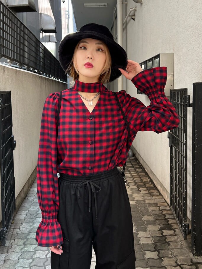 ブラック系のバックパック/リュック、レッド系のシャツ/ブラウス、ブラック系のカーゴパンツを着用したレディースの秋コーディネートの5枚目の写真