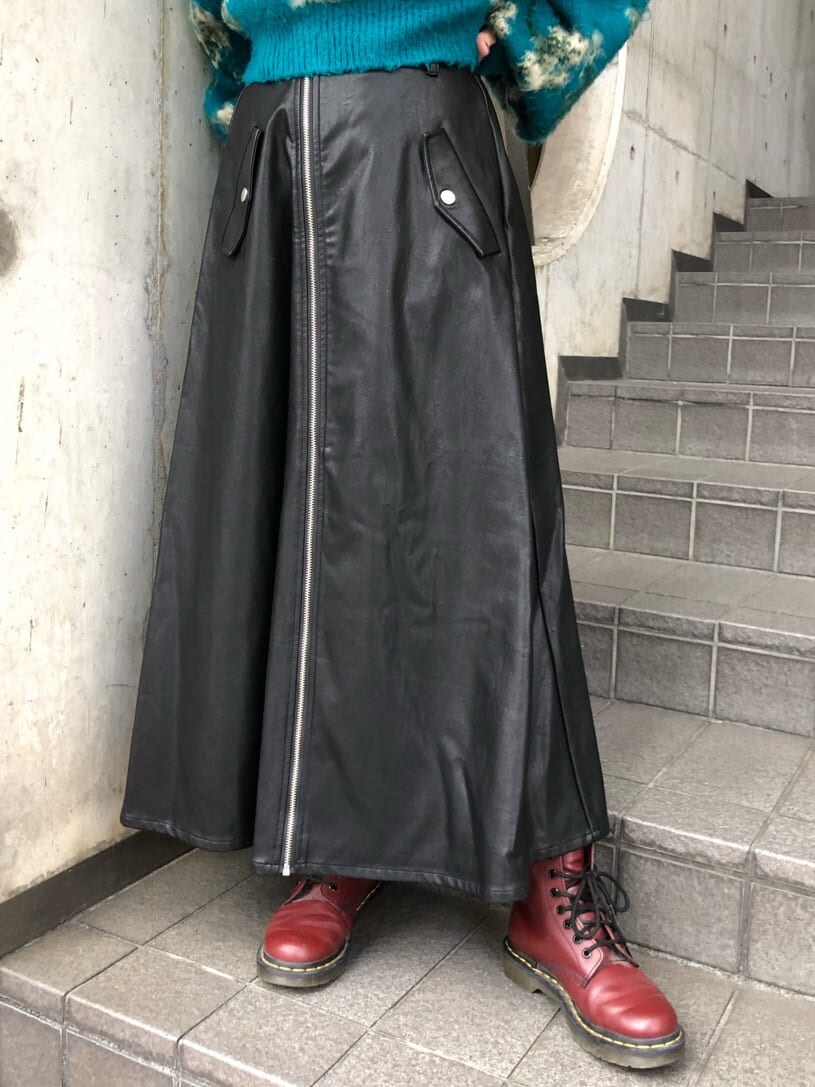 ブラック系のセットアップ、ブルー系のカーディガン/ボレロを着用したレディースの秋コーディネートの7枚目の写真