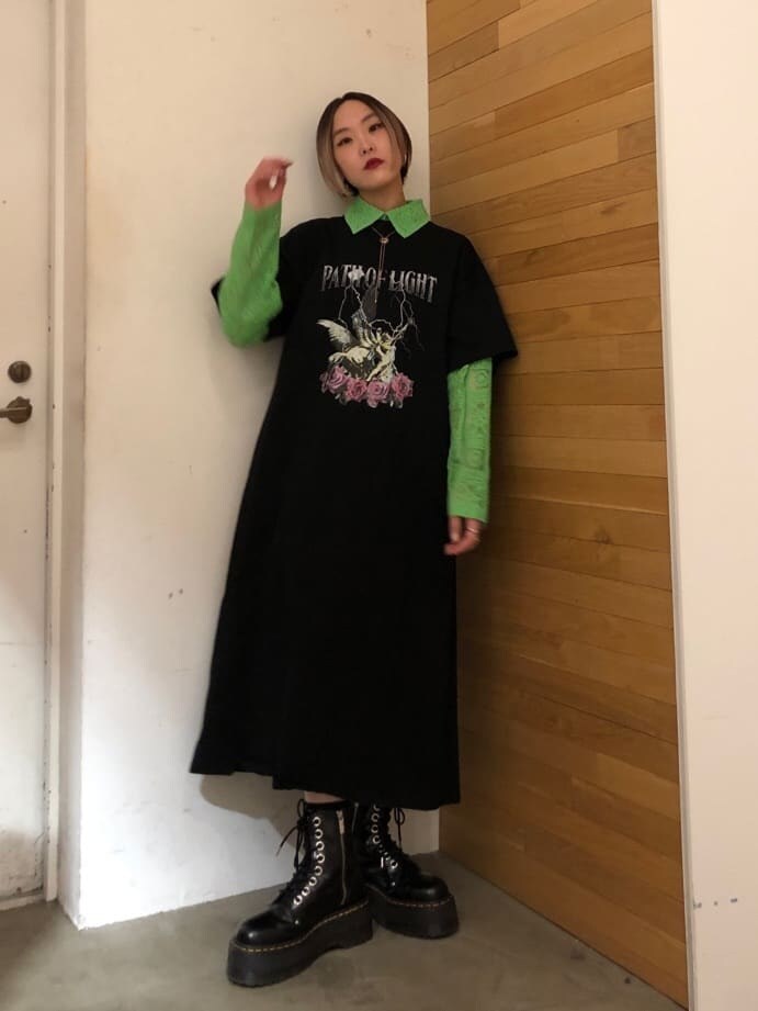 ブラック系のワンピース、グリーン系のシャツ/ブラウスを着用したレディースの春コーディネートの2枚目の写真