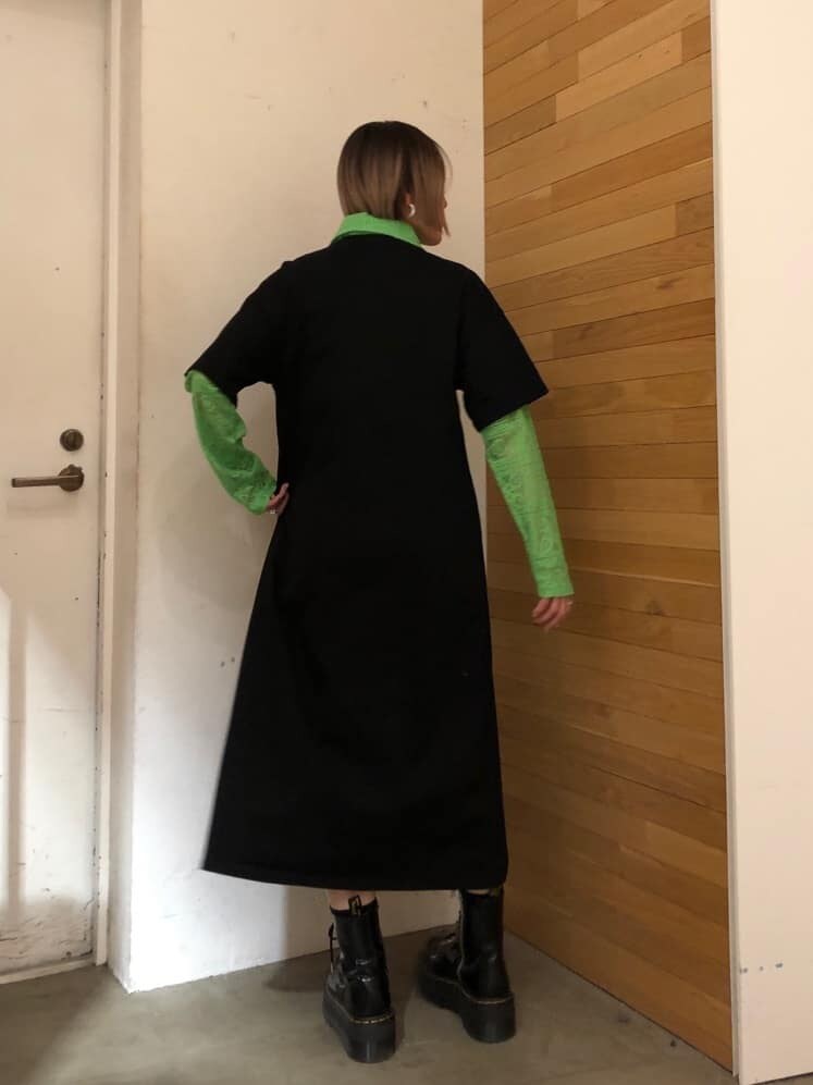 ブラック系のワンピース、グリーン系のシャツ/ブラウスを着用したレディースの春コーディネートの4枚目の写真