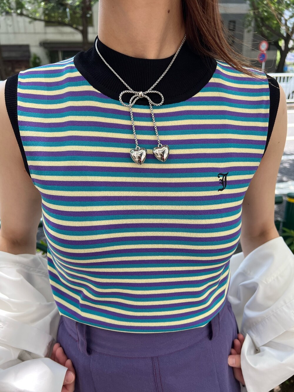 パープル系のニット/セーター、ホワイト系のシャツ/ブラウス、パープル系のワンピースを着用したレディースの夏コーディネートの8枚目の写真