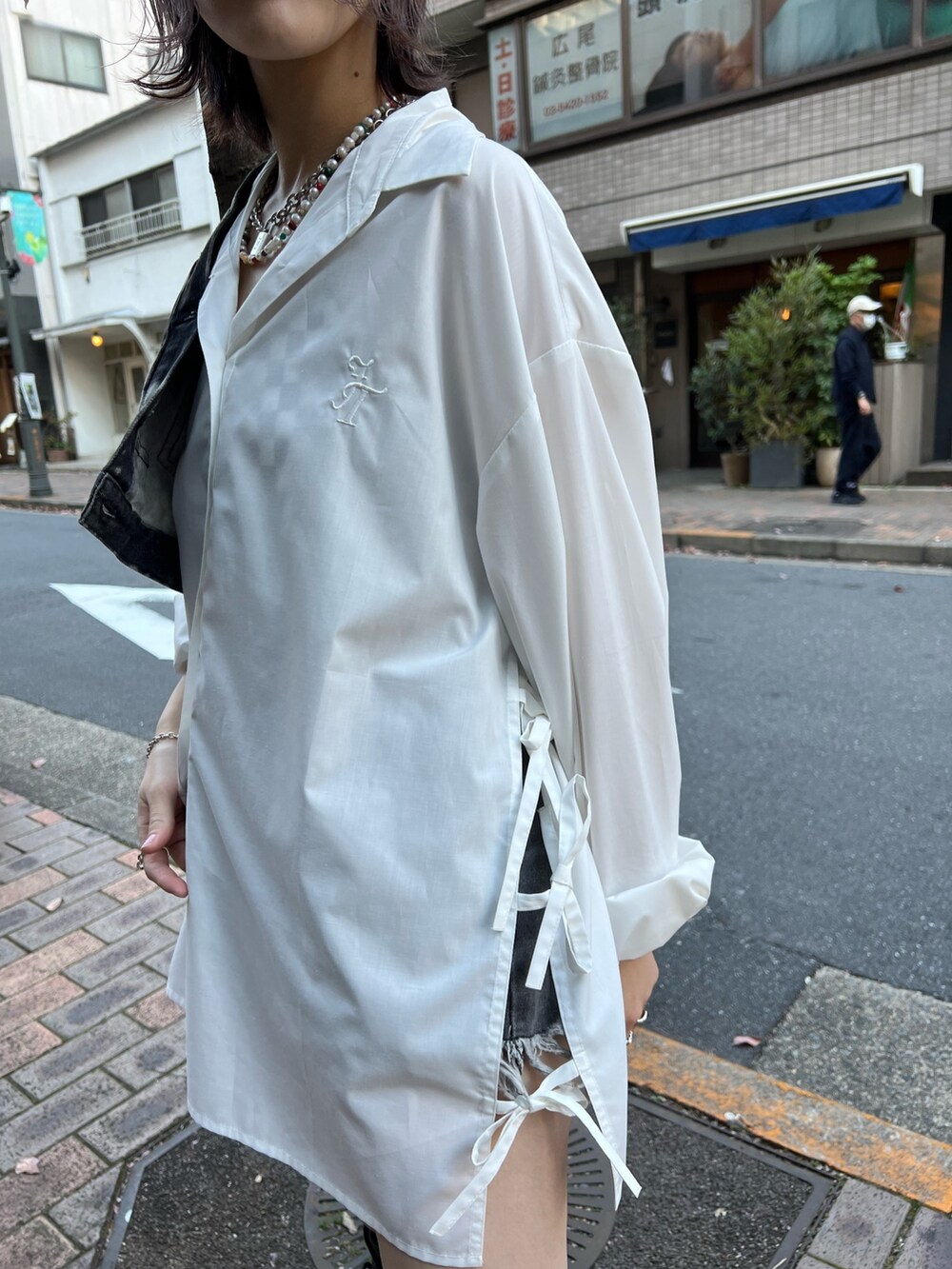 ブラック系のデニムジャケット、ホワイト系のシャツ/ブラウス、ブラック系のデニムパンツを着用したレディースの冬コーディネートの8枚目の写真