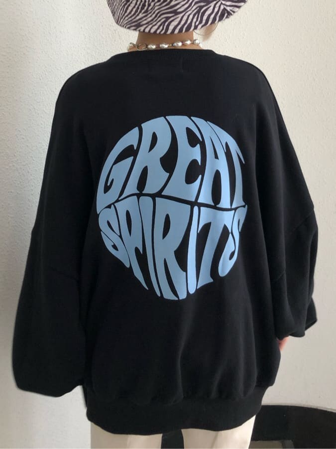 ホワイト系のデニムパンツ、ブラック系のスウェット、ブラック系のハットを着用したレディースの秋コーディネートの7枚目の写真