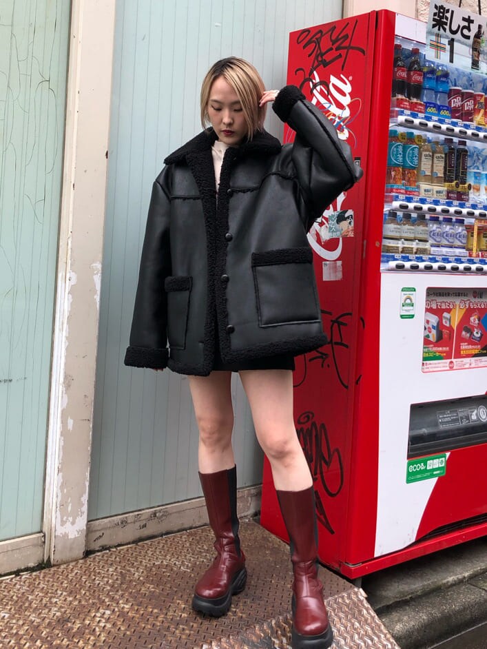 ホワイト系のTシャツ/カットソー、ブラック系のムートンコートを着用したレディースの秋コーディネートの2枚目の写真