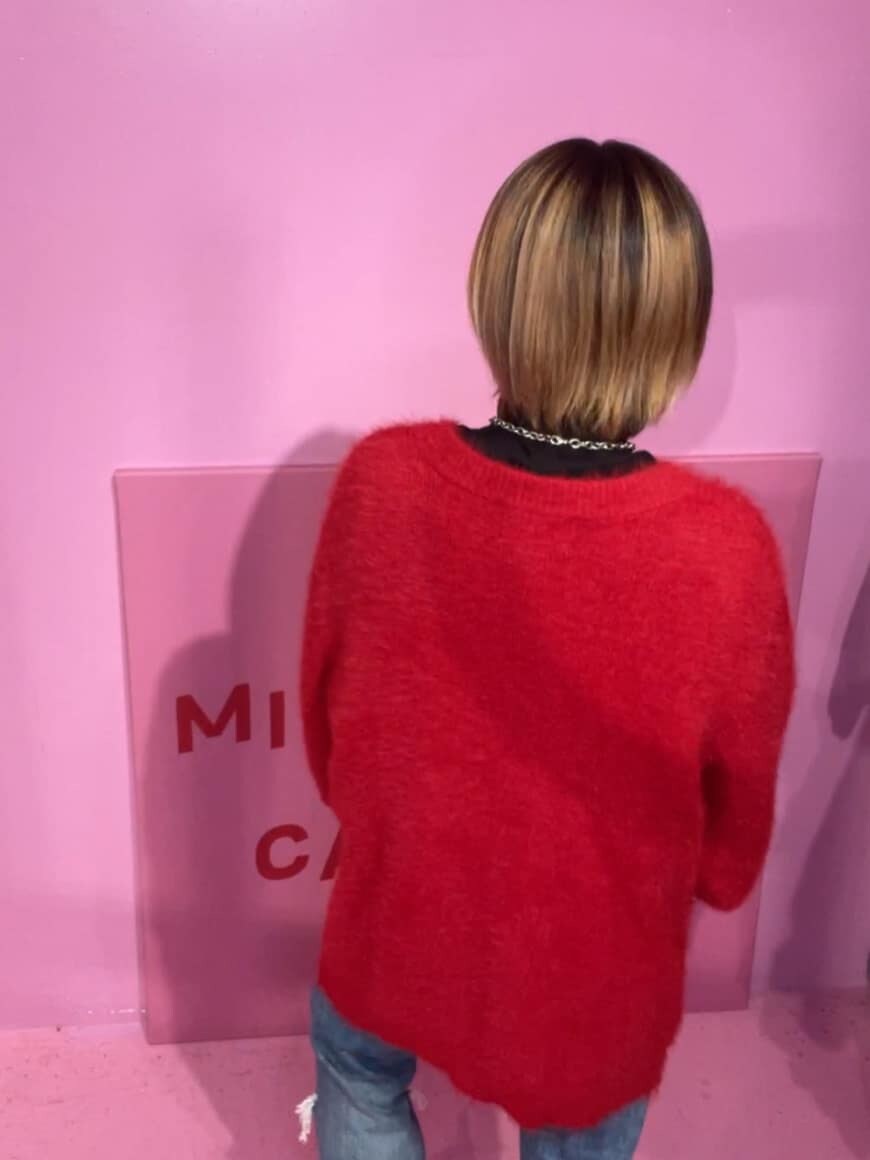 ブルー系のデニムパンツ、ブルー系のデニムパンツ、ブラック系のスウェットを着用したレディースの秋コーディネートの3枚目の写真