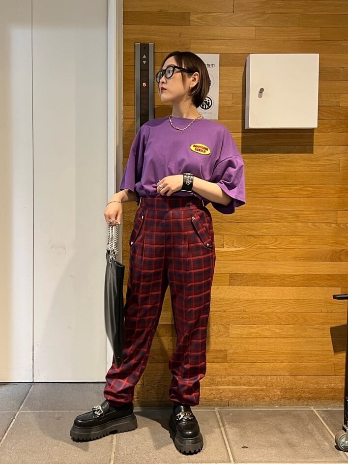 ブラック系のその他シューズ、ブラック系のトートバッグ、パープル系のTシャツ/カットソーを着用したレディースの夏コーディネートの5枚目の写真