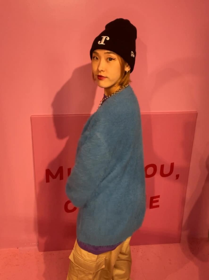 ホワイト系のカーゴパンツ、ブルー系のカーディガン/ボレロ、パープル系のTシャツ/カットソーを着用したレディースの秋コーディネートの4枚目の写真