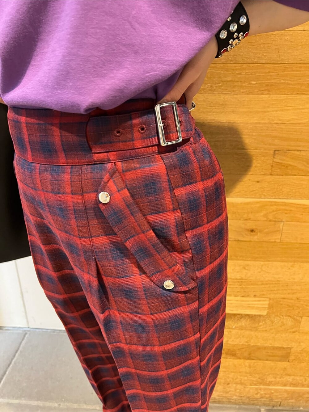 ブラック系のその他シューズ、ブラック系のトートバッグ、パープル系のTシャツ/カットソーを着用したレディースの夏コーディネートの8枚目の写真