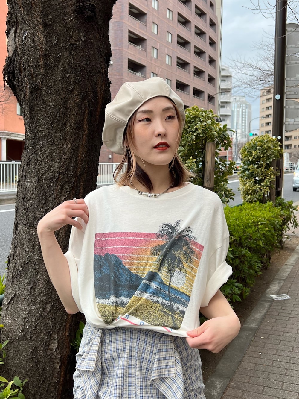 ブルー系のスカート、ホワイト系のTシャツ/カットソー、ホワイト系のハンチング/ベレー帽を着用したレディースの春コーディネートの5枚目の写真