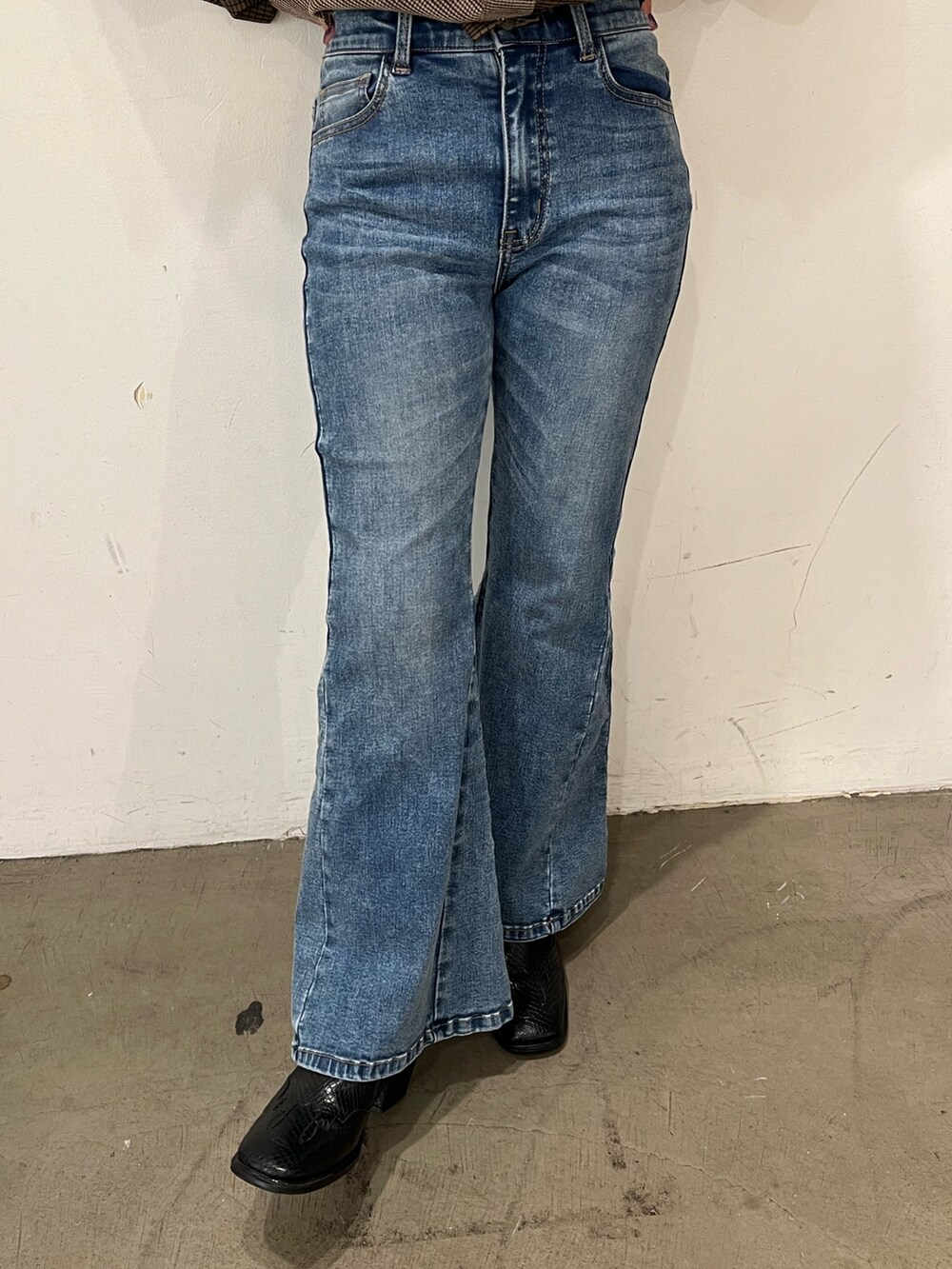 ベージュ系のシャツ/ブラウス、ホワイト系のモッズコート、ブルー系のデニムパンツを着用したレディースの秋コーディネートの8枚目の写真